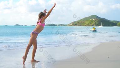可爱的快乐女孩有趣的白色海滩慢运动视频